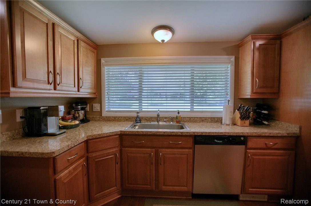 424 Gunder Drive Rochester, MI 48309 - Photo 5 of 33 Kitchen_4th_View.jpg