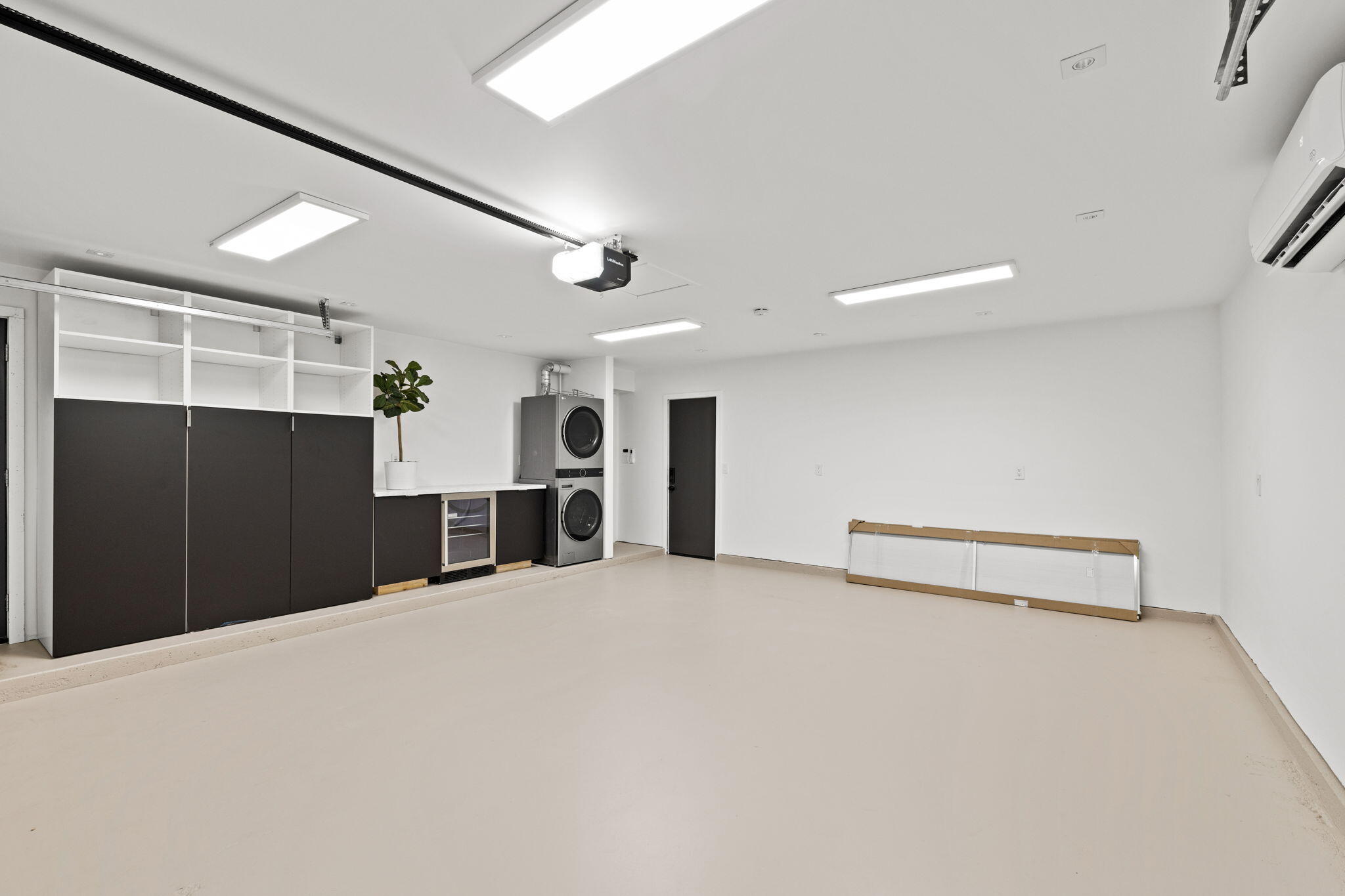 68175 Terrace Road Cathedral City, CA 92234 - Photo 3 of 53 a view of a livingroom with closet