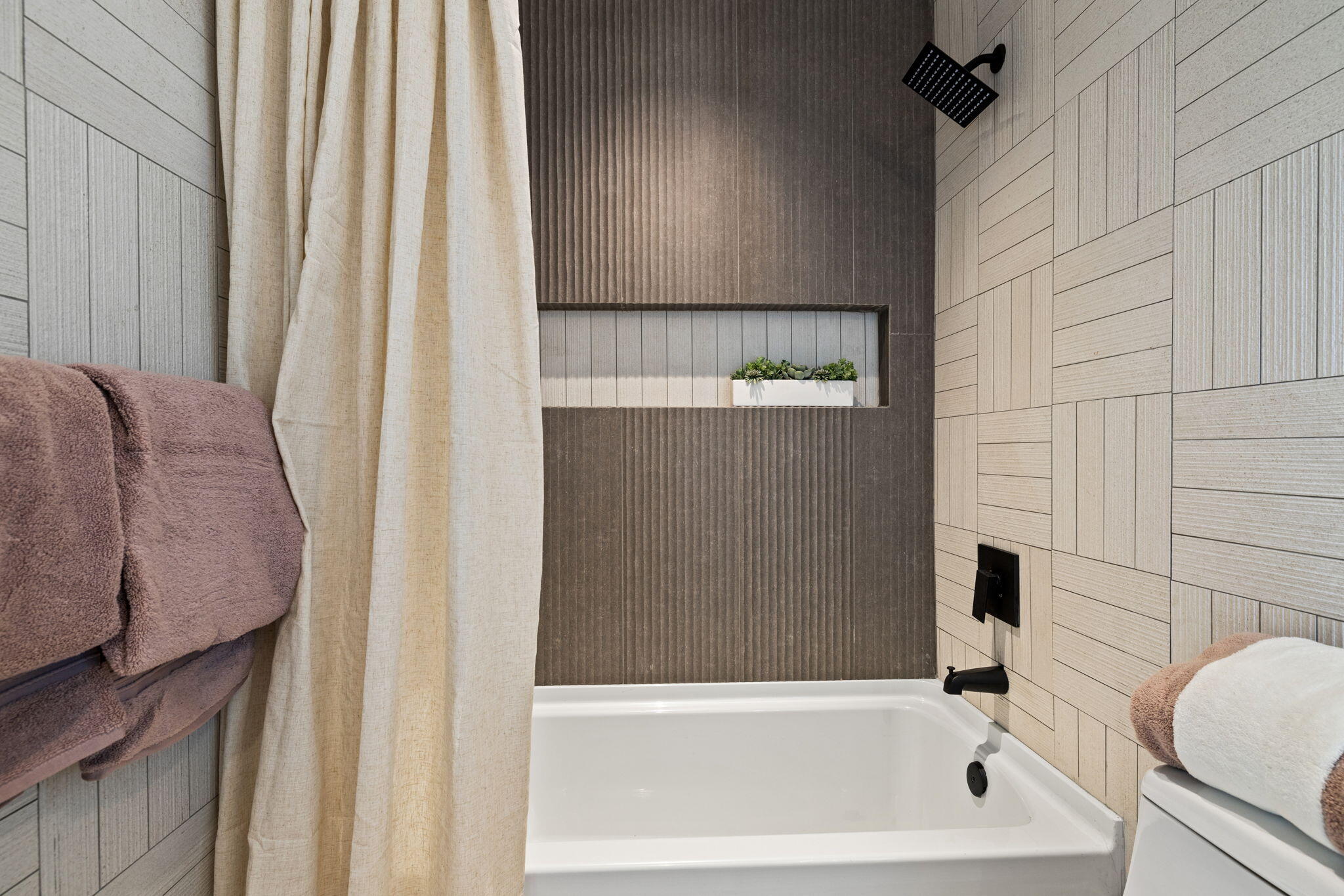 68175 Terrace Road Cathedral City, CA 92234 - Photo 40 of 53 a bathroom with a bathtub