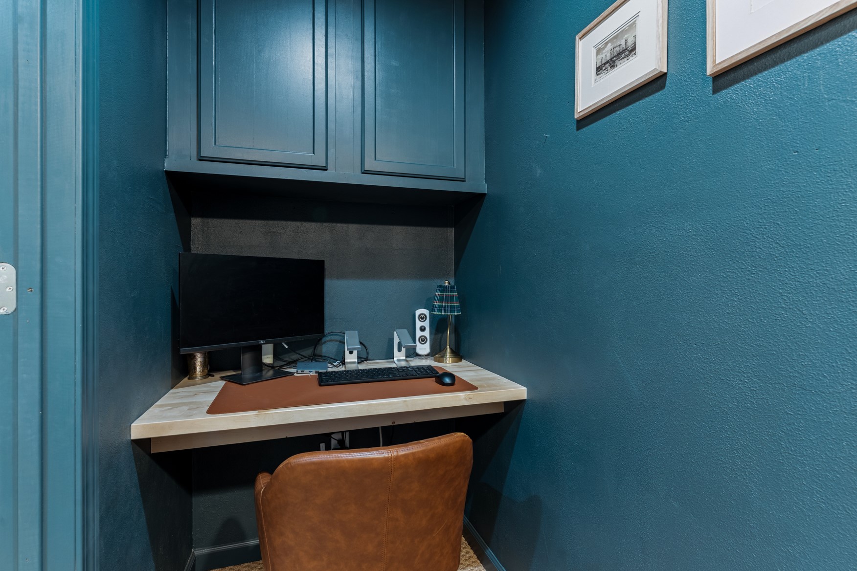 4610 Lido Lane Houston, TX 77092 - Photo 5 of 19 a room with a sink and a mirror