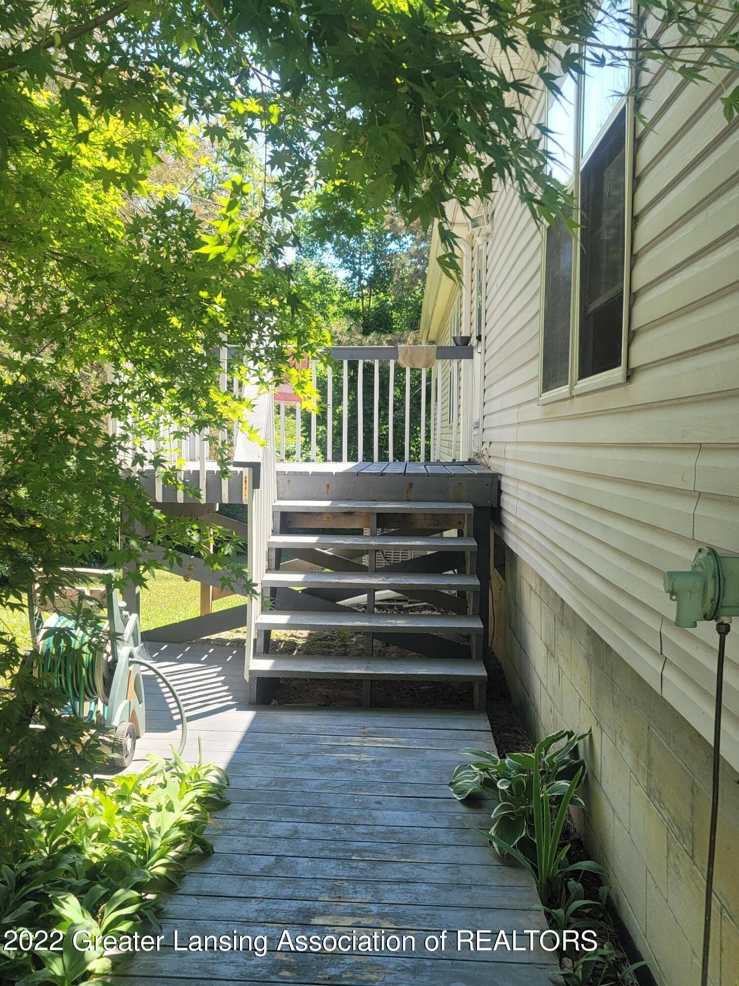 667 Lansing Road Morrice, MI 48857 - Photo 6 of 28 667 E Lansing Rd back porch