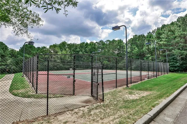 a view of a backyard