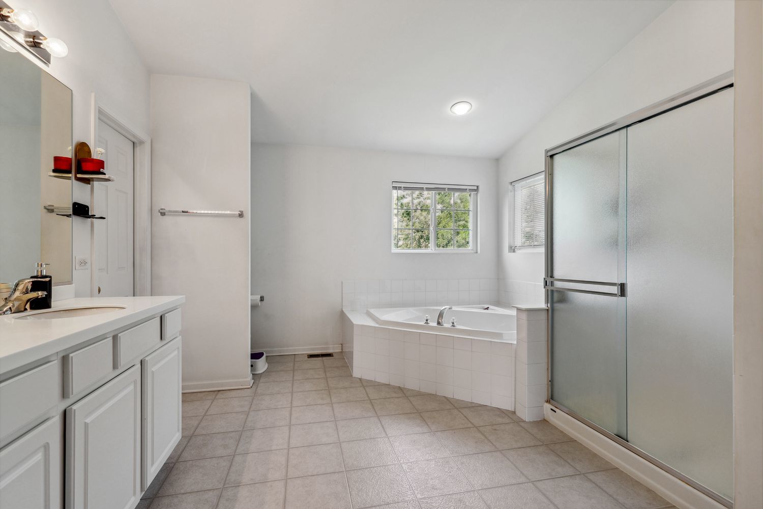 320 Claridge Circle Bolingbrook, IL 60440 - Photo 16 of 27 a spacious bathroom with a bathtub sink and toilet