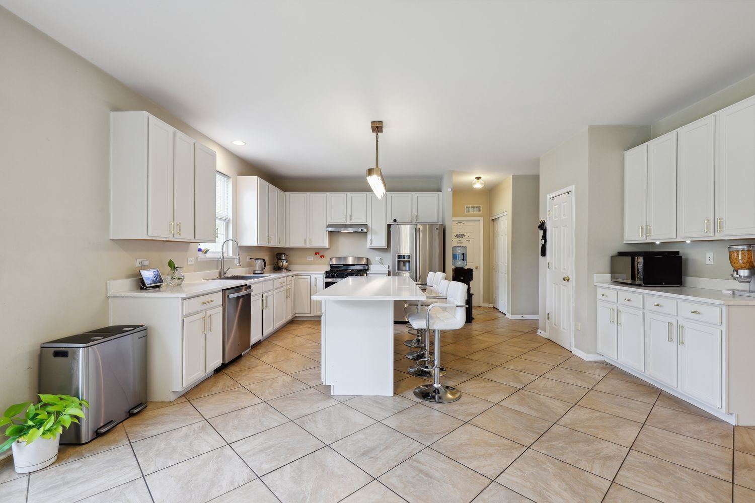 320 Claridge Circle Bolingbrook, IL 60440 - Photo 4 of 27 a kitchen with cabinets and chairs