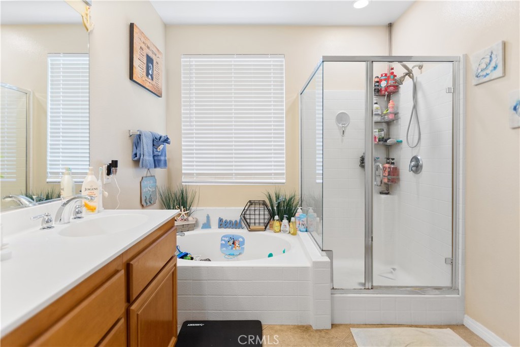 11643 Raptor Lane Desert Hot Springs, CA 92240 - Photo 22 of 37 a bathroom with a tub sink and mirror