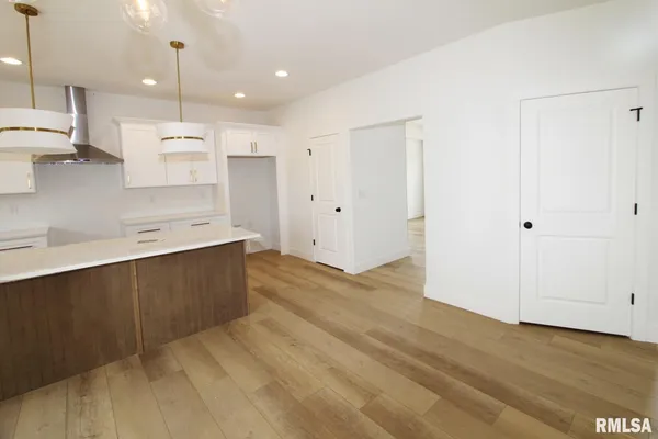 $559,900 | 7023 North Water Oak Drive, Edwards, IL 61528