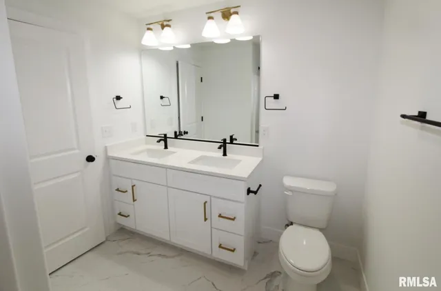 $559,900 | 7023 North Water Oak Drive, Edwards, IL 61528