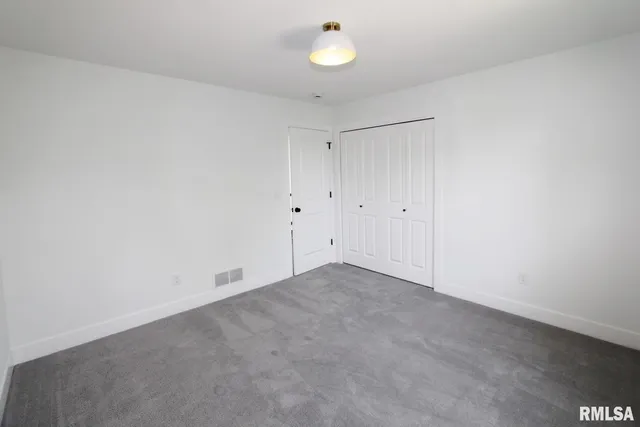 $559,900 | 7023 North Water Oak Drive, Edwards, IL 61528