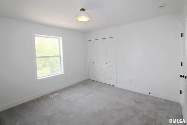 $559,900 | 7023 North Water Oak Drive, Edwards, IL 61528