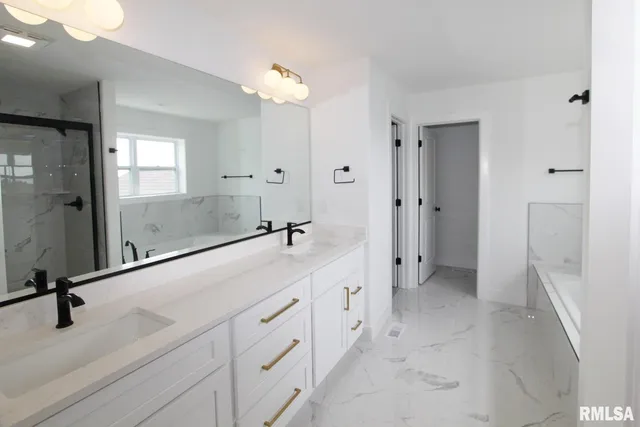 $559,900 | 7023 North Water Oak Drive, Edwards, IL 61528