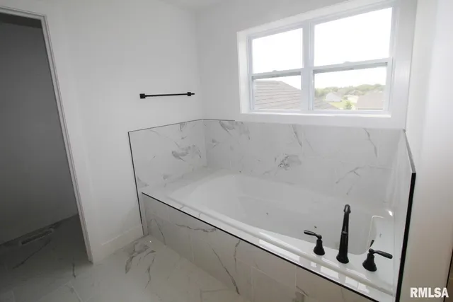 $559,900 | 7023 North Water Oak Drive, Edwards, IL 61528