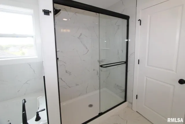 $559,900 | 7023 North Water Oak Drive, Edwards, IL 61528