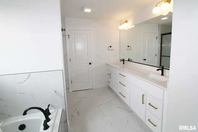 $559,900 | 7023 North Water Oak Drive, Edwards, IL 61528