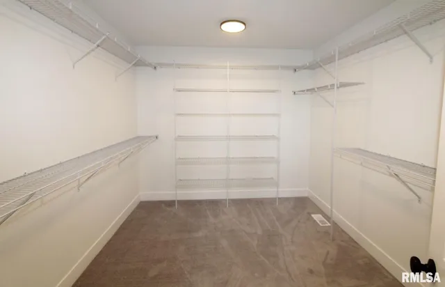 $559,900 | 7023 North Water Oak Drive, Edwards, IL 61528