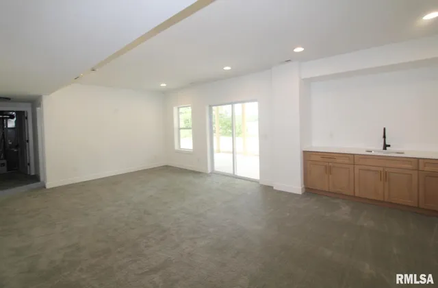 $559,900 | 7023 North Water Oak Drive, Edwards, IL 61528