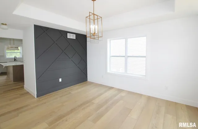 $559,900 | 7023 North Water Oak Drive, Edwards, IL 61528