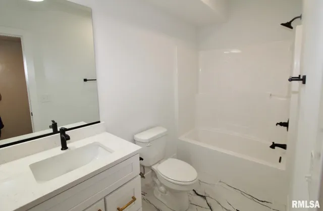 $559,900 | 7023 North Water Oak Drive, Edwards, IL 61528