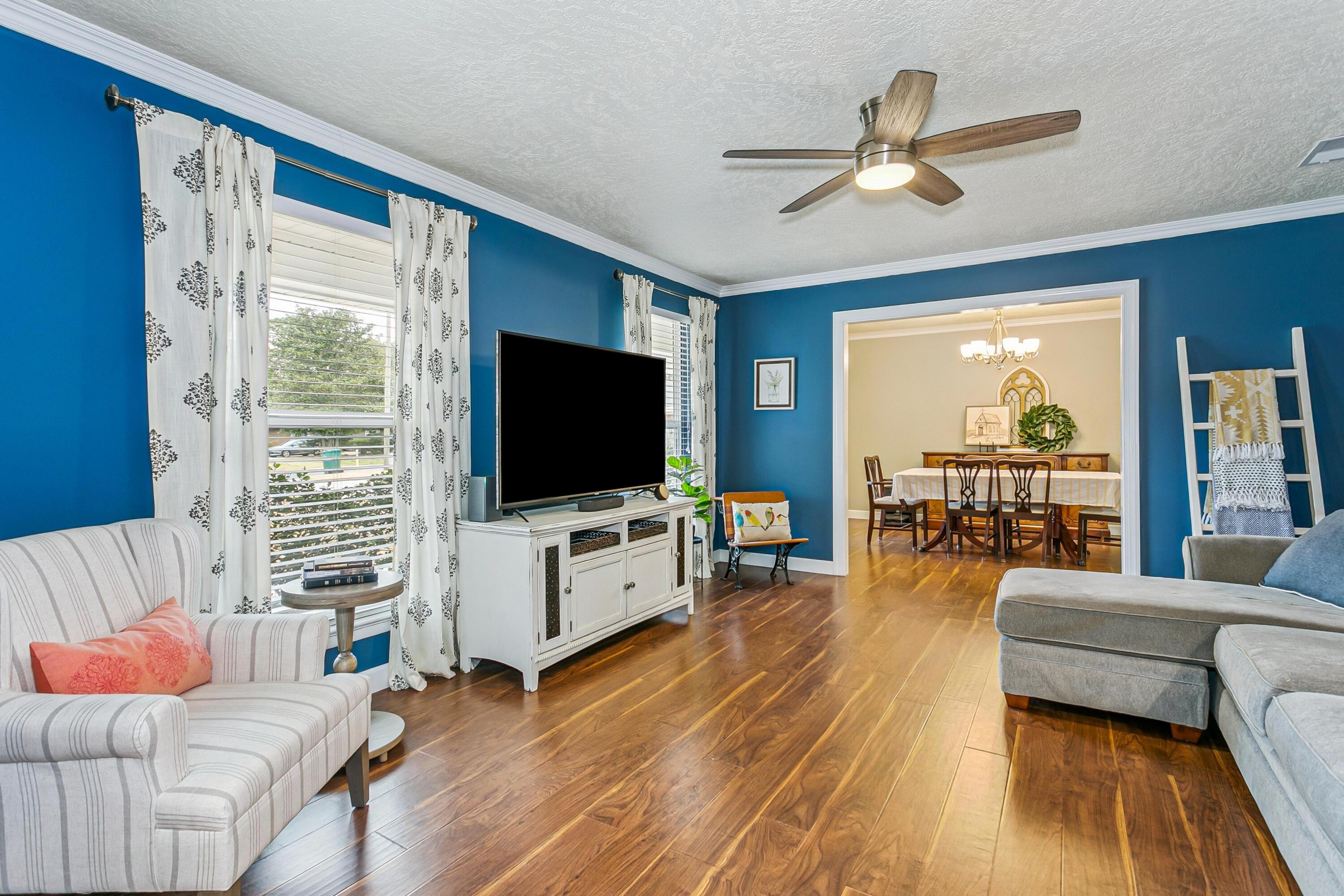 76 Country Club Road Shalimar, FL 32579 - Photo 3 of 47 a living room with furniture and a flat screen tv