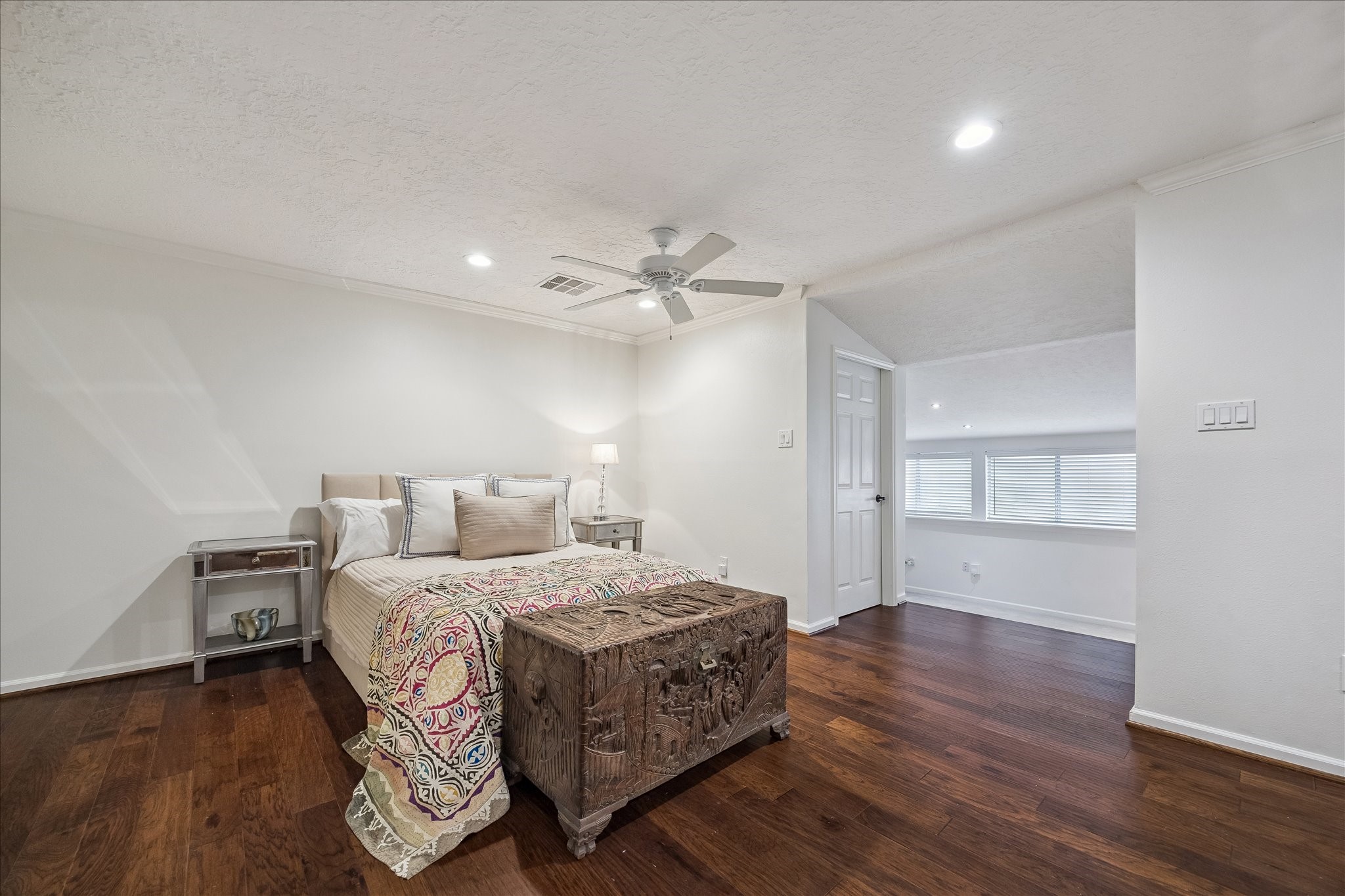 4520 Dickson Street Houston, TX 77007 - Photo 16 of 25 Large secondary bedroom with hardwood floors.
