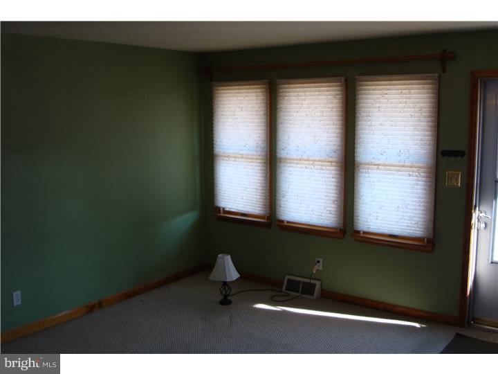 1032 Gallery Road Wilmington, DE 19805 - Photo 5 of 23 Living Room