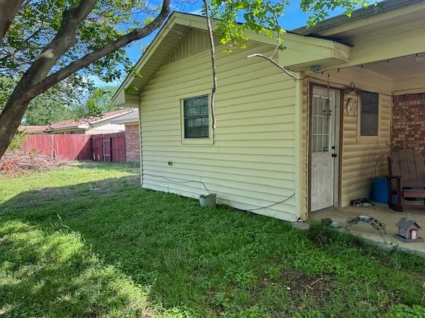 a view front of house with backyard and entertaining space