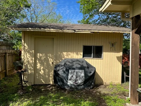 a view of a small house with yard