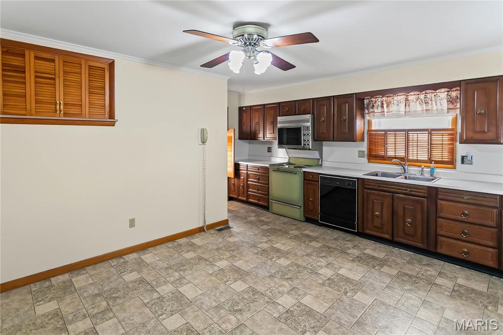 415 3rd Street Carrollton, IL 62016 - Photo 10 of 49