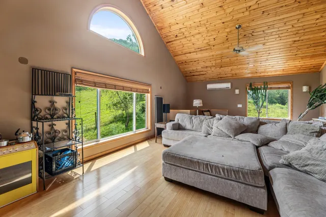 $1,050,000 | 36415 Homer Valley Lane, Winona, MN 55987