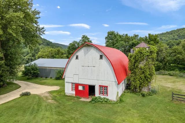 $1,050,000 | 36415 Homer Valley Lane, Winona, MN 55987