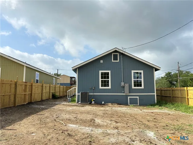 $207,900 | 700 East 5th Street, Nixon, TX 78140
