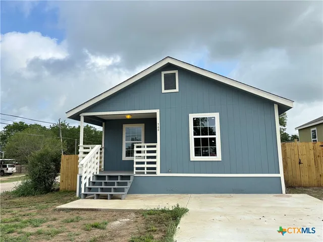 $207,900 | 700 East 5th Street, Nixon, TX 78140