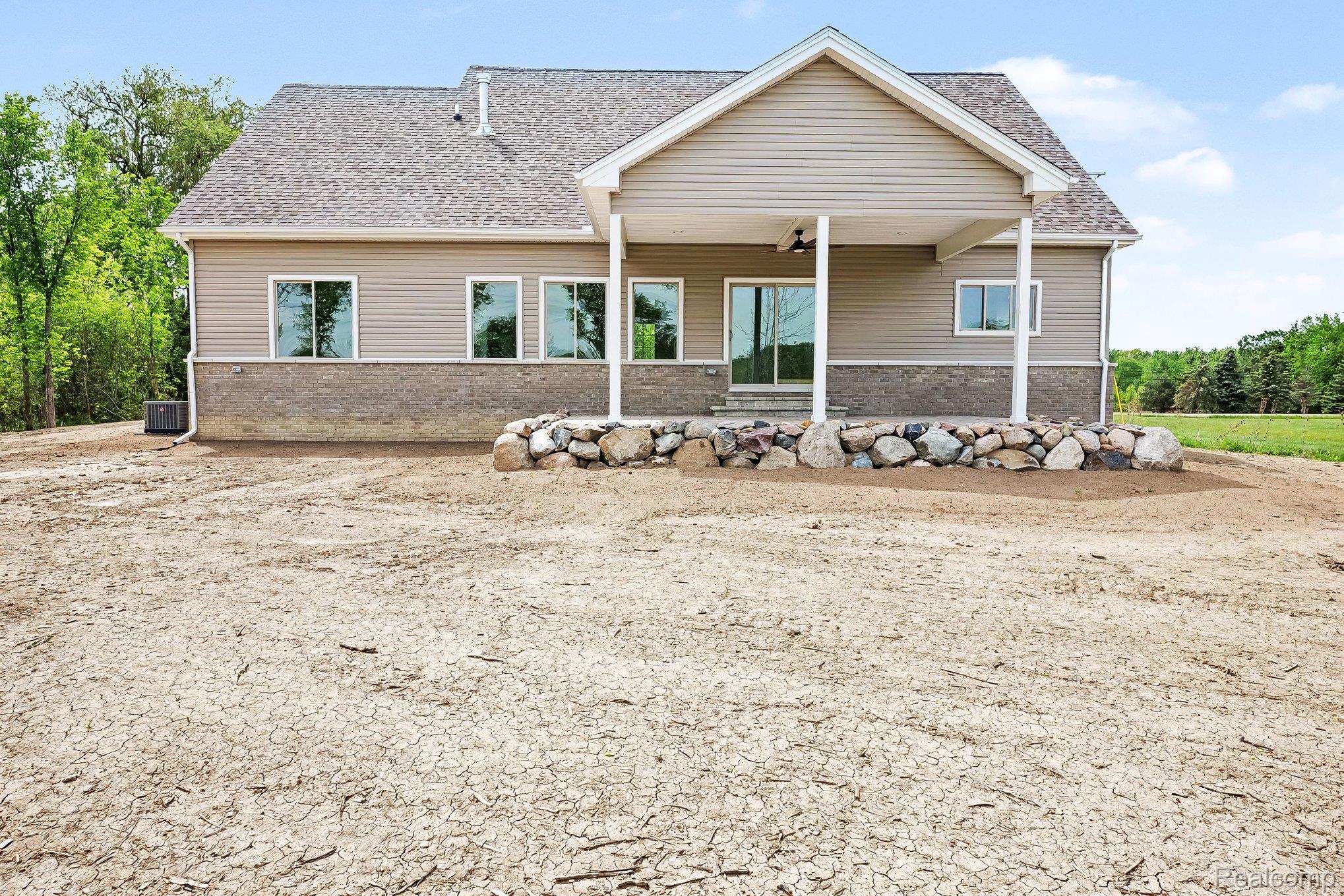 57560 Omo Road Ray, MI 48096 - Photo 4 of 44 Rear
