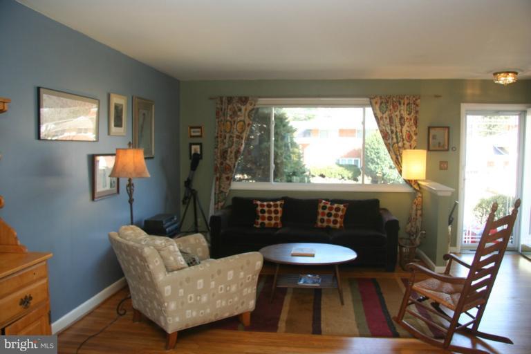 10310 Leslie Street Silver Spring, MD 20902 - Photo 22 of 30 Living Room