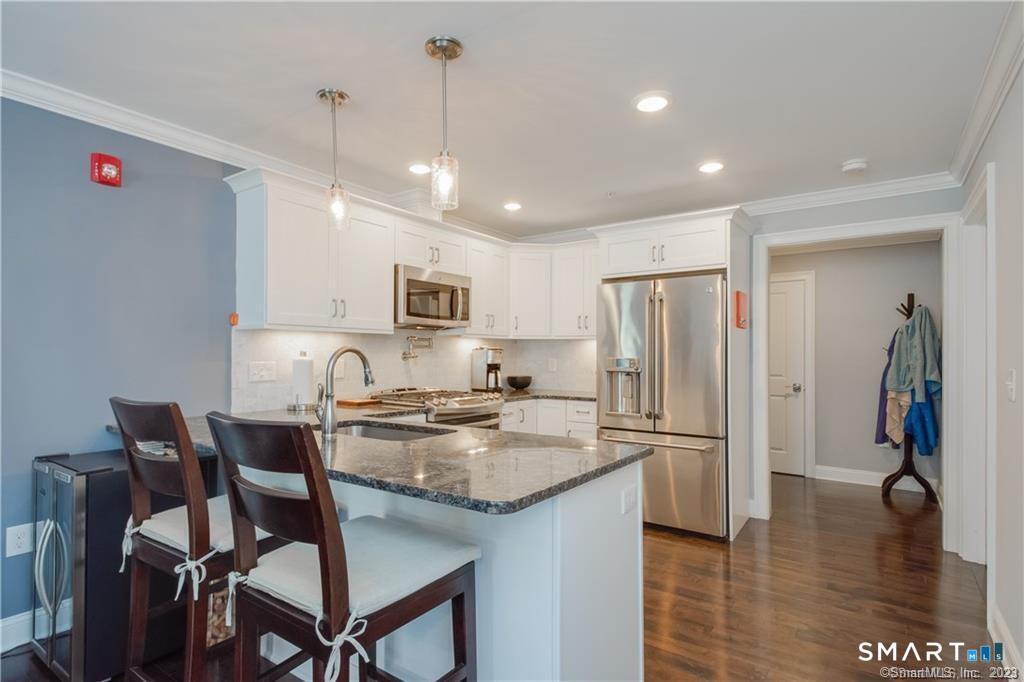 2 Bishop Road, Unit 201 West Hartford, CT 06119 - Photo 9 of 26