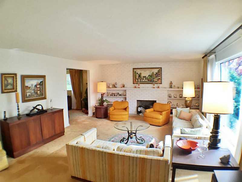 3216 Apache Road Bethel Park, PA 15241 - Photo 5 of 20 Living Room.