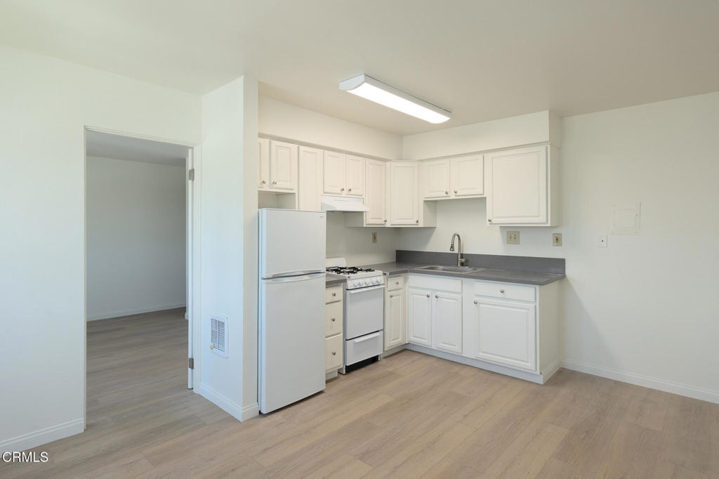 3901 Saviers Road, Unit 4 Oxnard, CA 93033 - Photo 3 of 10 Gallery Image 3
