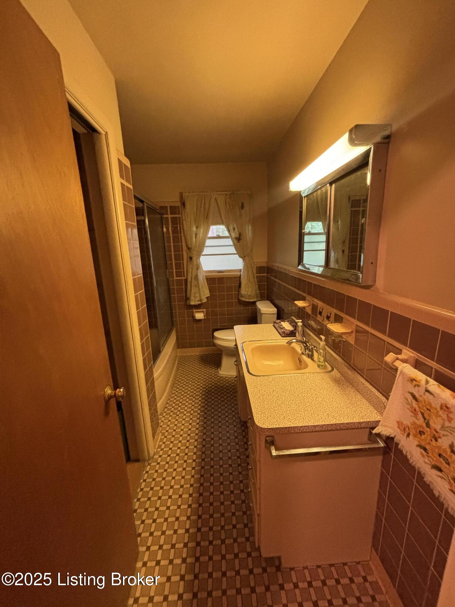 4222 Dolphin Road Louisville, KY 40220 - Photo 6 of 11 IMG_1679