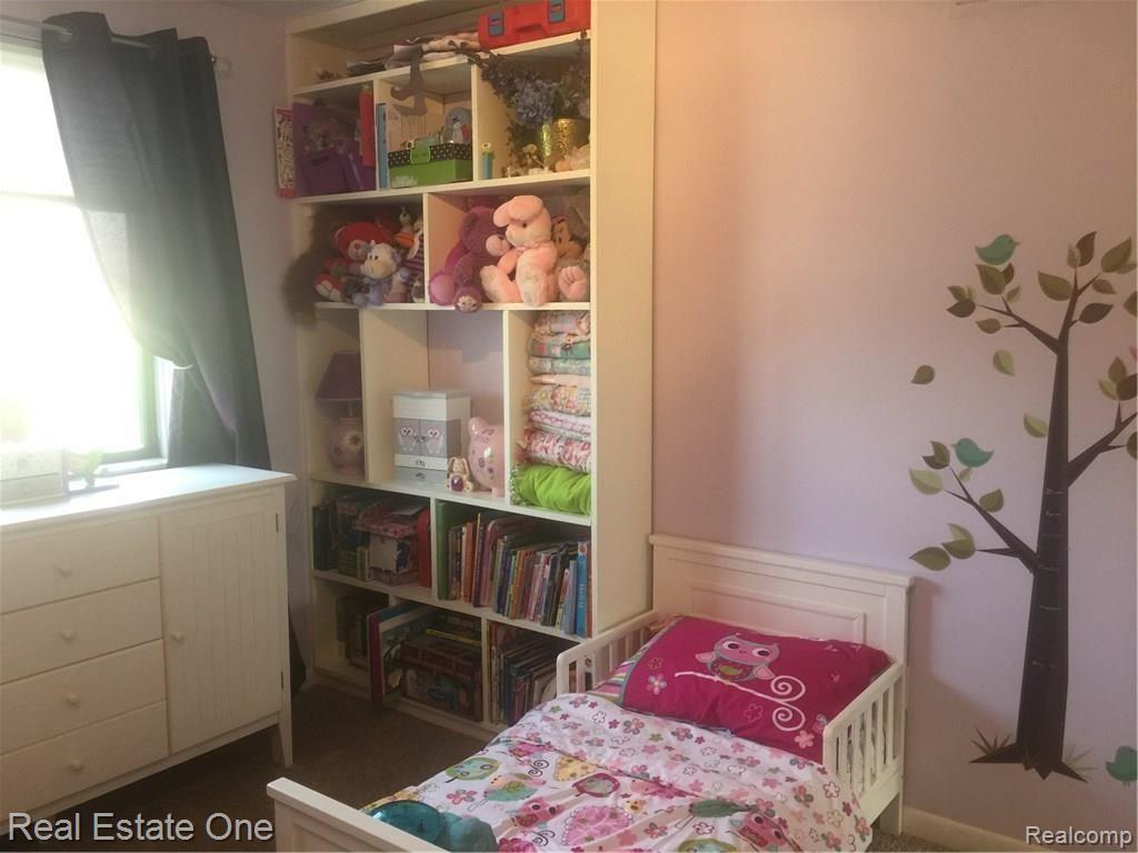 BUILT IN BOOK SHELF IN BEDROOM NO 1