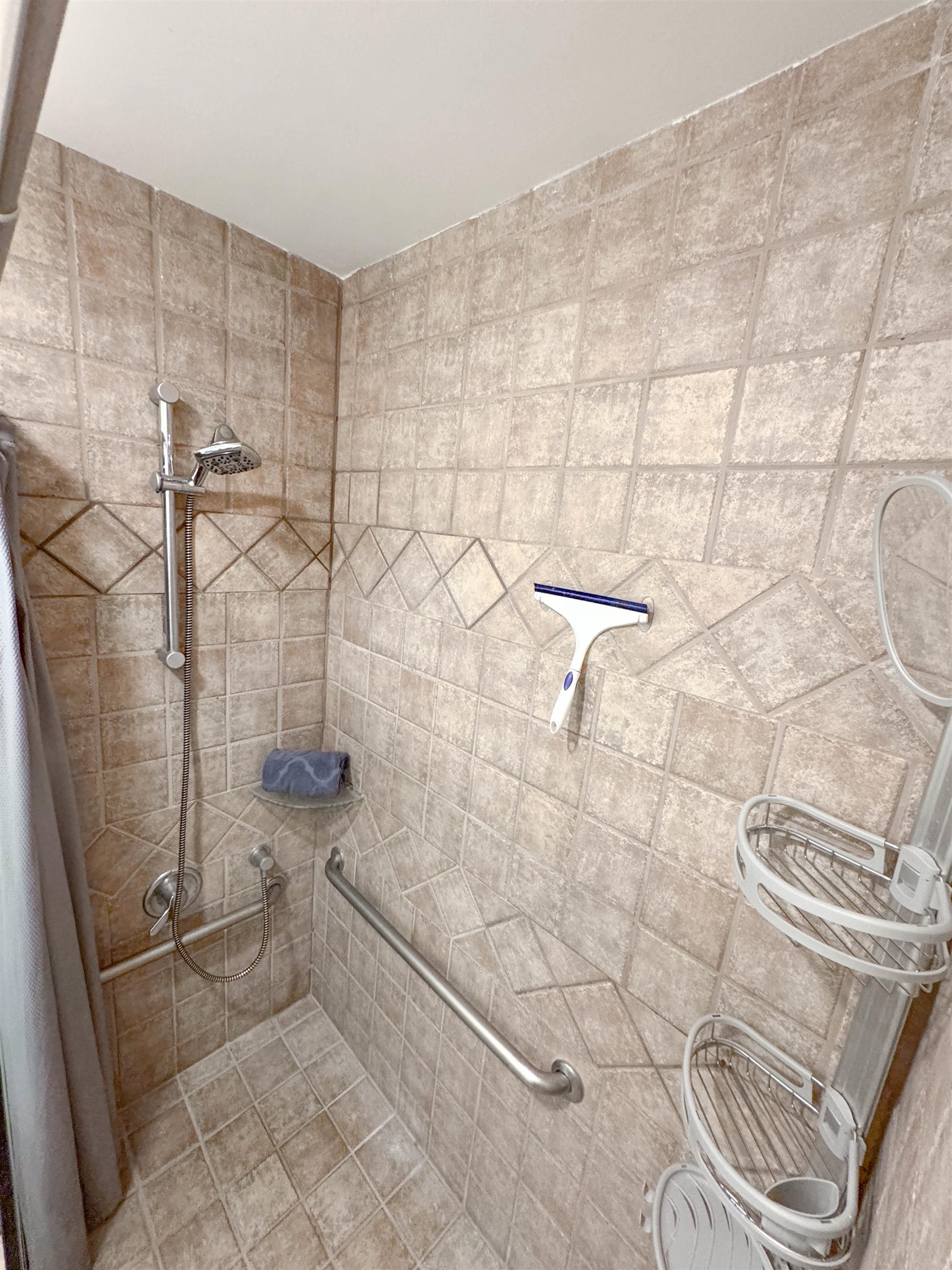 483 South Kihei Road, Unit 115 Kihei, HI 96753 - Photo 17 of 36 a bathroom with a shower