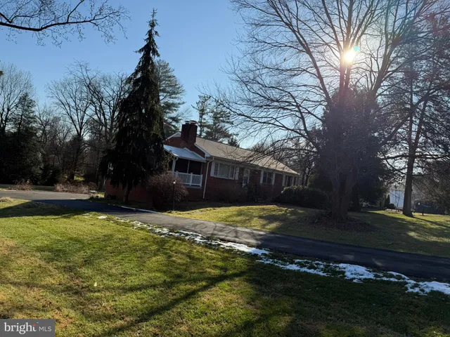 $900,000 | 2807 Cedar Lane, Vienna, VA 22180