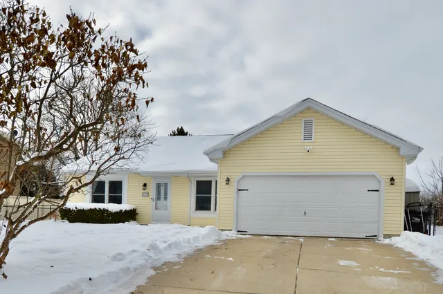 $350,000 | 1014 Stonehedge Court, Crystal Lake, IL 60014