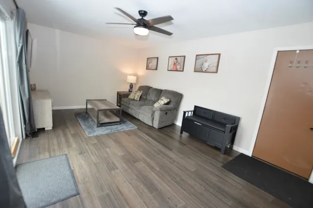 $350,000 | 1014 Stonehedge Court, Crystal Lake, IL 60014