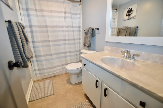 $350,000 | 1014 Stonehedge Court, Crystal Lake, IL 60014