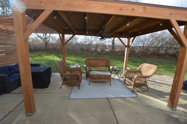 $350,000 | 1014 Stonehedge Court, Crystal Lake, IL 60014