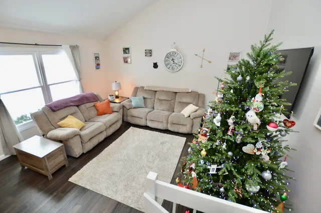 $350,000 | 1014 Stonehedge Court, Crystal Lake, IL 60014