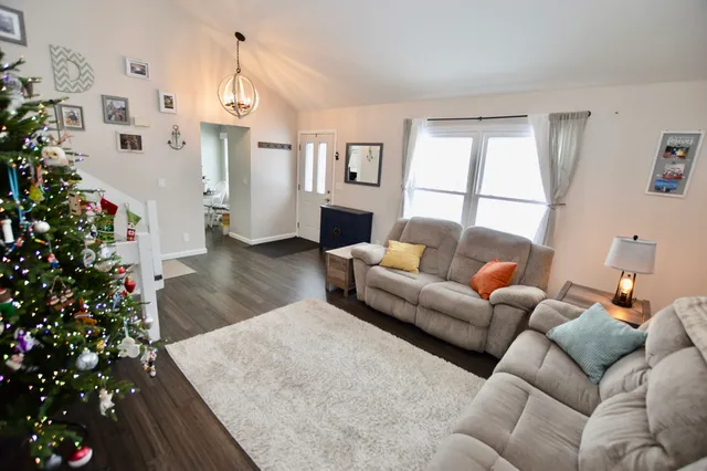 $350,000 | 1014 Stonehedge Court, Crystal Lake, IL 60014