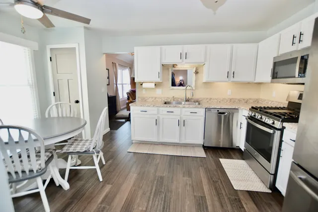 $350,000 | 1014 Stonehedge Court, Crystal Lake, IL 60014