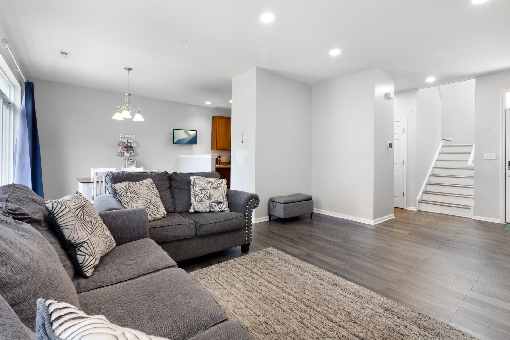 433 Acushnet Street Elgin, IL 60124 - Photo 3 of 26 Gallery Image 3