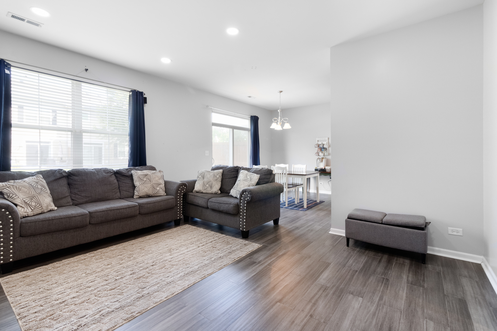 433 Acushnet Street Elgin, IL 60124 - Photo 4 of 26 Gallery Image 4