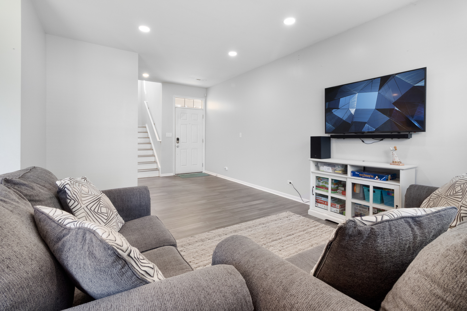 433 Acushnet Street Elgin, IL 60124 - Photo 5 of 26 Gallery Image 5